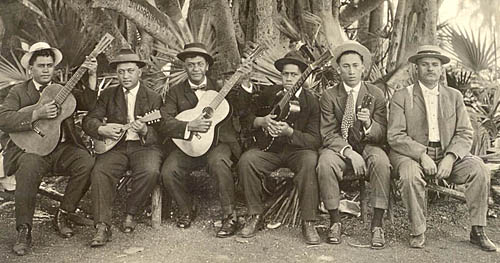 Jonah Kumalae and his musicians